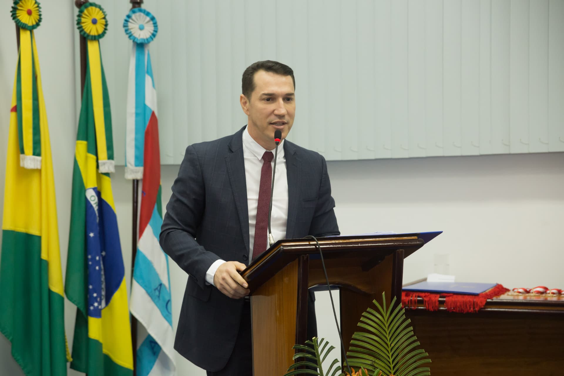 Ney Amorim discursando na tribuna
