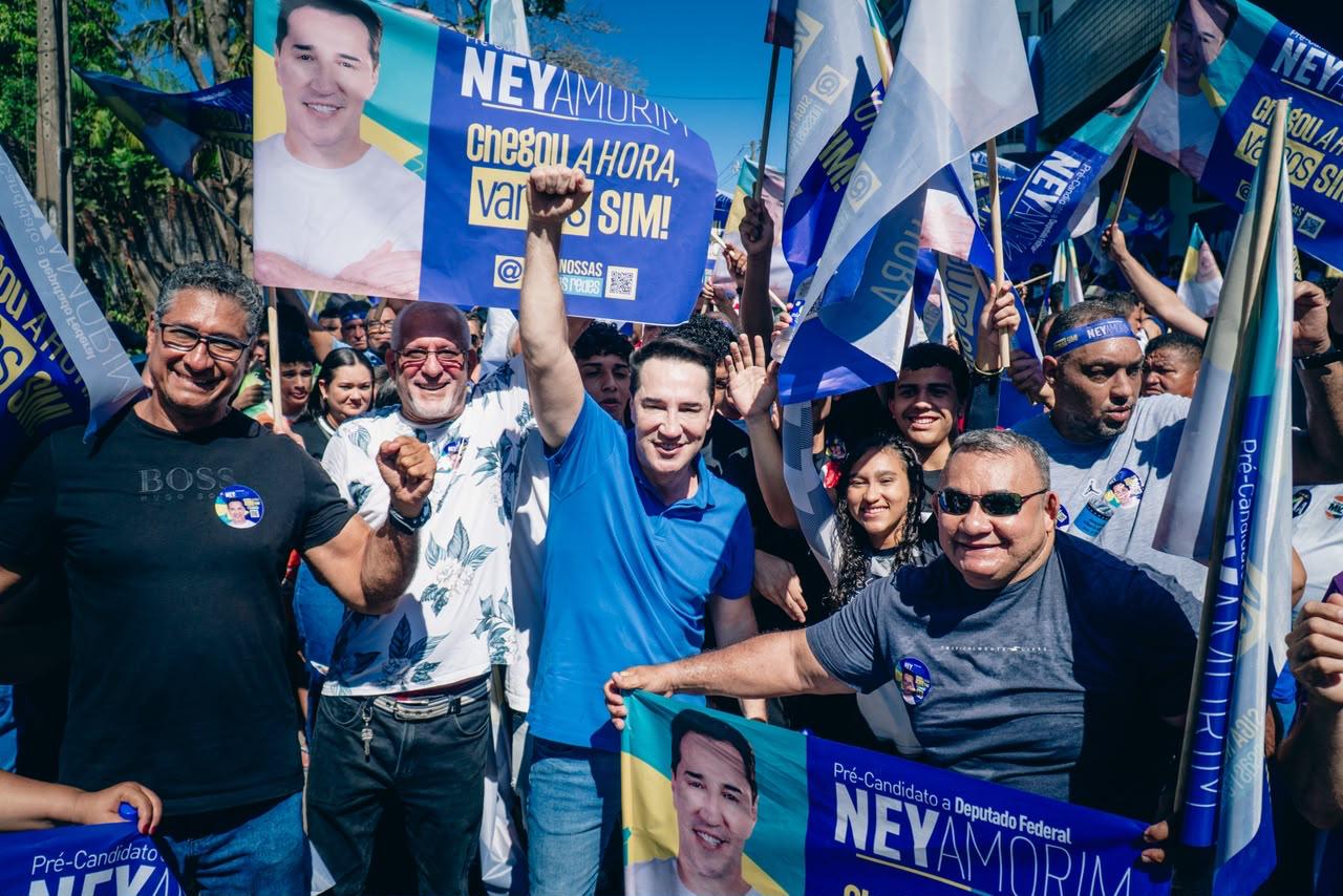 Ney Amorim em caminhada de campanha com apoiadores